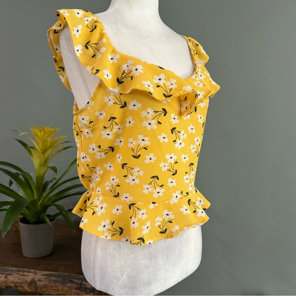 Monteau Cropped Sleeveless Floral Top - Picture 2 of 10